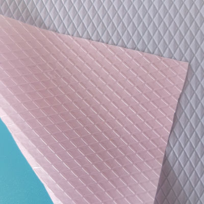 Pantalón rosa con película de PE patrón prismático sanitario