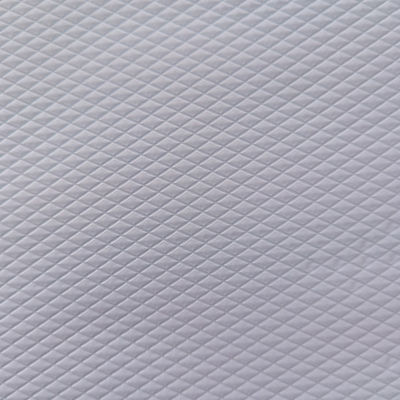 Pantalón rosa con película de PE patrón prismático sanitario